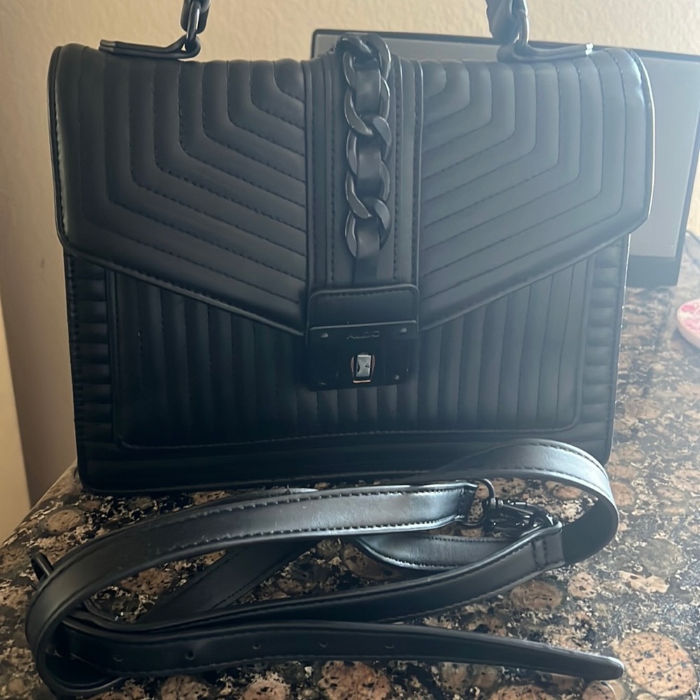 Shine in the sleek and clean ALDO™ Jerilini crossbody bag.
Made of polyurethane.